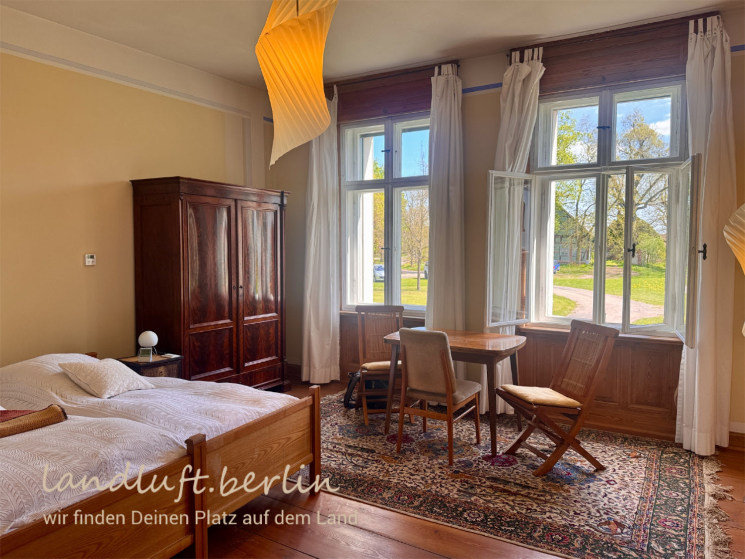 Schlafzimmer Wohneinheit 1, Blick zur Dorfmitte