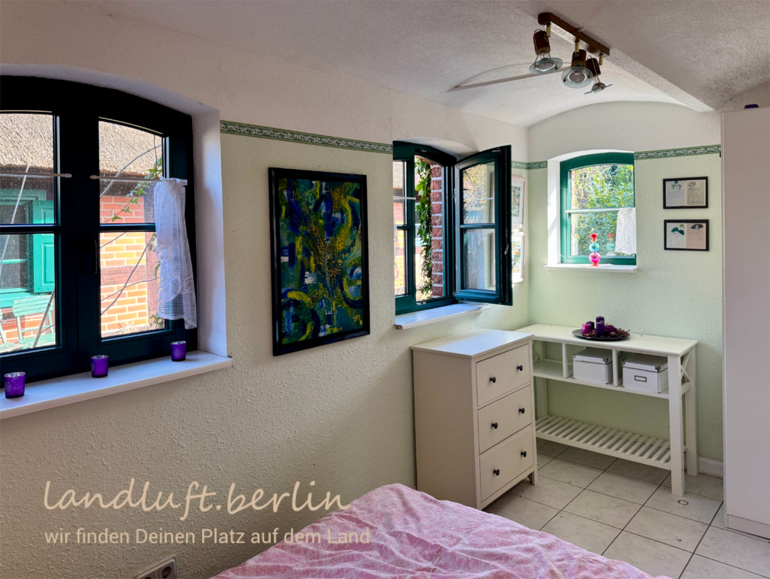 Schlafzimmer im ausgebautem Stall, Blick auf das Wohnhaus