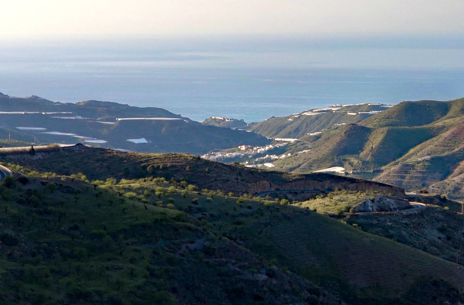 Teleblick vom Dorf nach Süden zum Mittelmeer