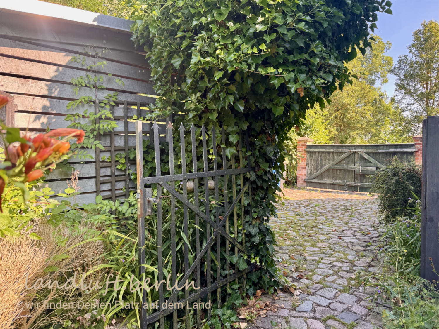 Toreinfahrt, links Carport