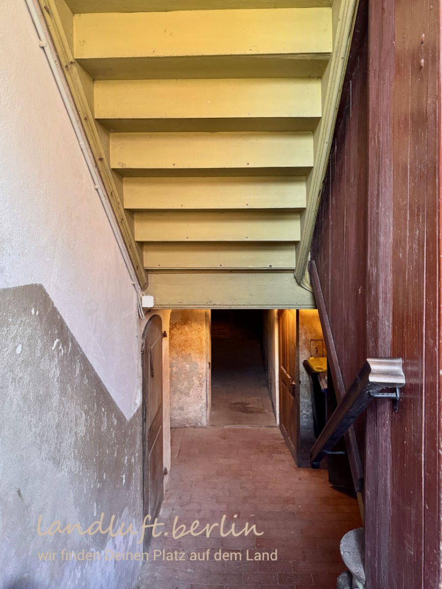 Treppe vom Eingang im Erdgeschoss zum Souterrain