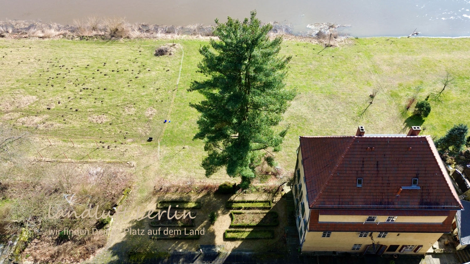 Blick auf Wohnhaus und Barockgarten aus der Luft