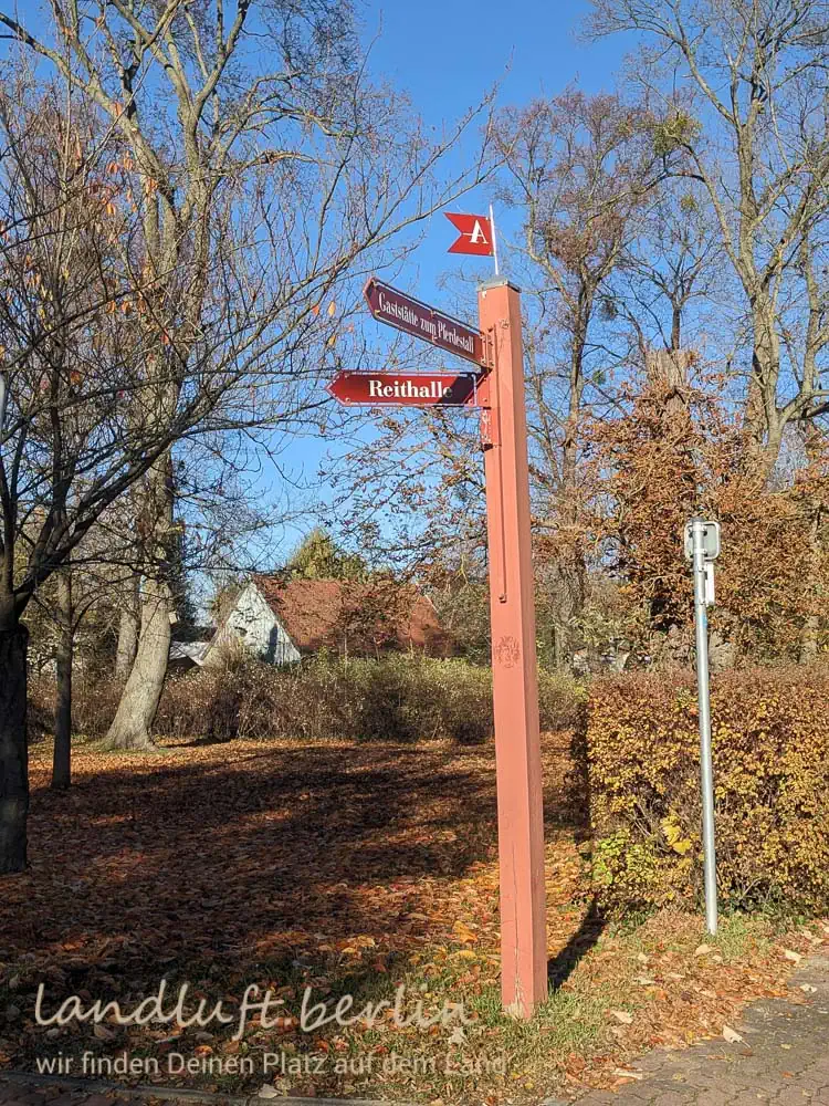 Wegweiser gegenüber