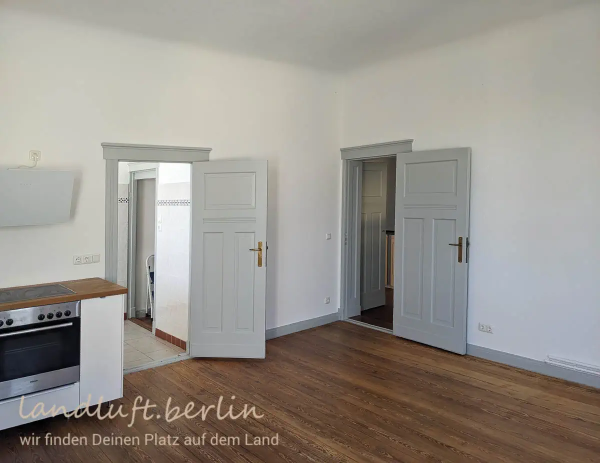 Wohnküche im OG, linke Tür führt in die Speisekammer