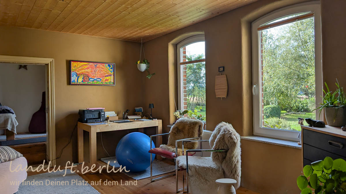 Wohnzimmer, die Wände sind mit Lehm verputzt.