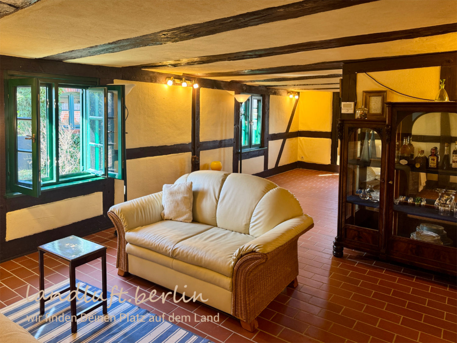 Wohnzimmer im Erdgeschoss, Blick Richtung Südwesten zum ausgebauten Stall