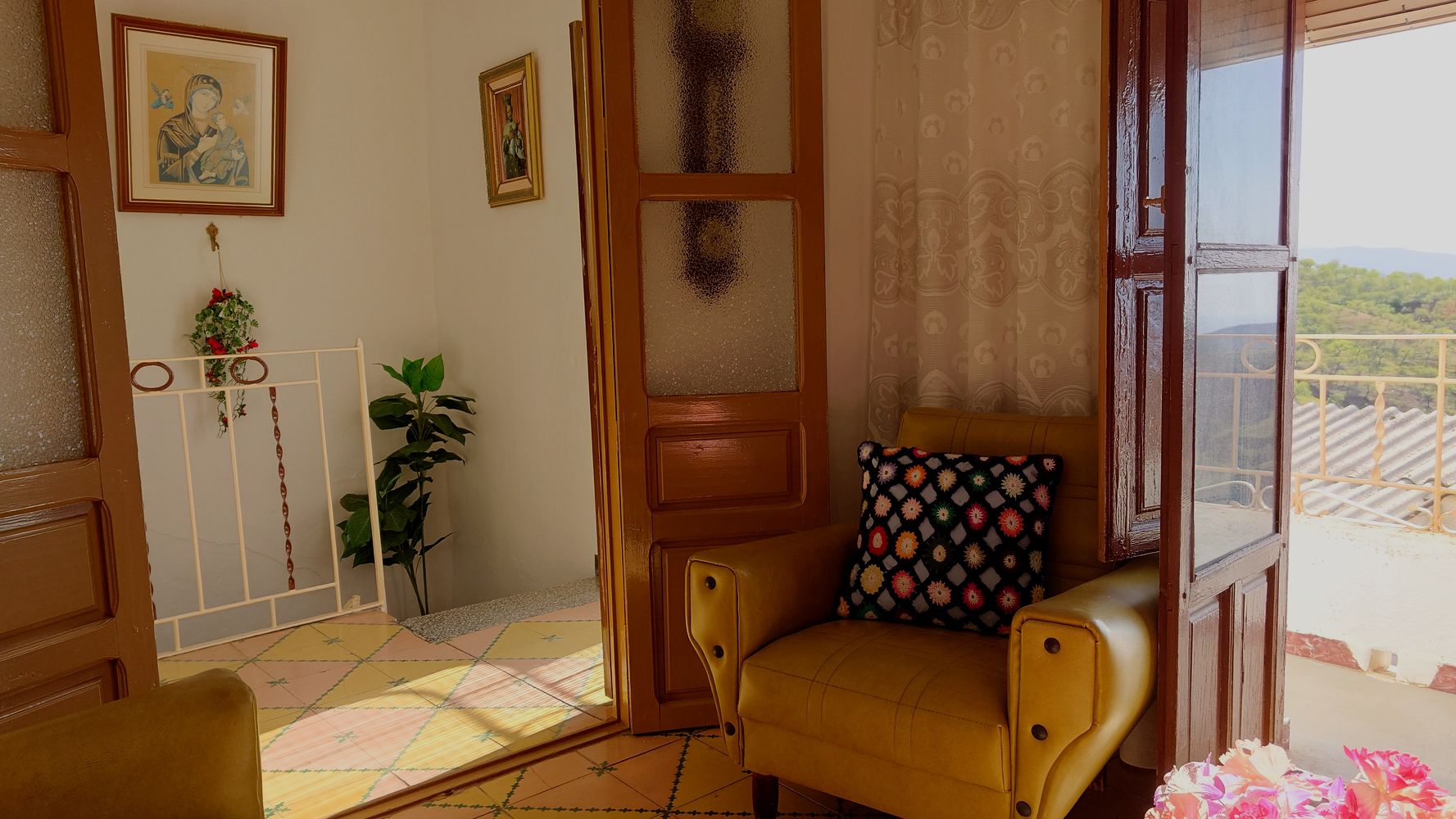 Wohnzimmer mit Blick auf Balkon und Treppe