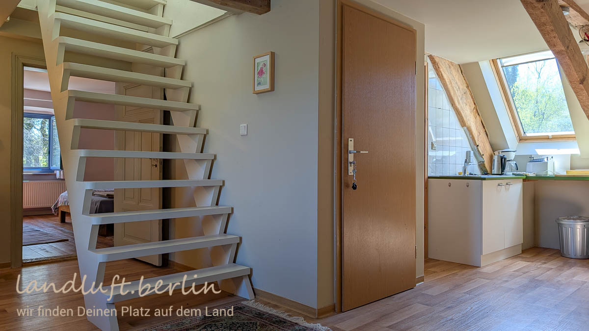 Zentraler Raum im OG. Treppe zum Spitzboden, dahinter das Schlafzimmer im südöstl. Giebel Tür nach unten , Küche.