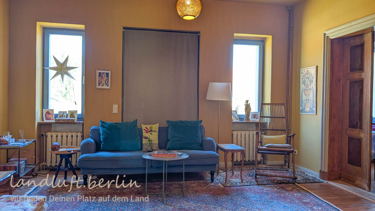 Zentrales Wohnzimmer im EG. Rechts die Tür zum süd-östlichen Schlafzimmer