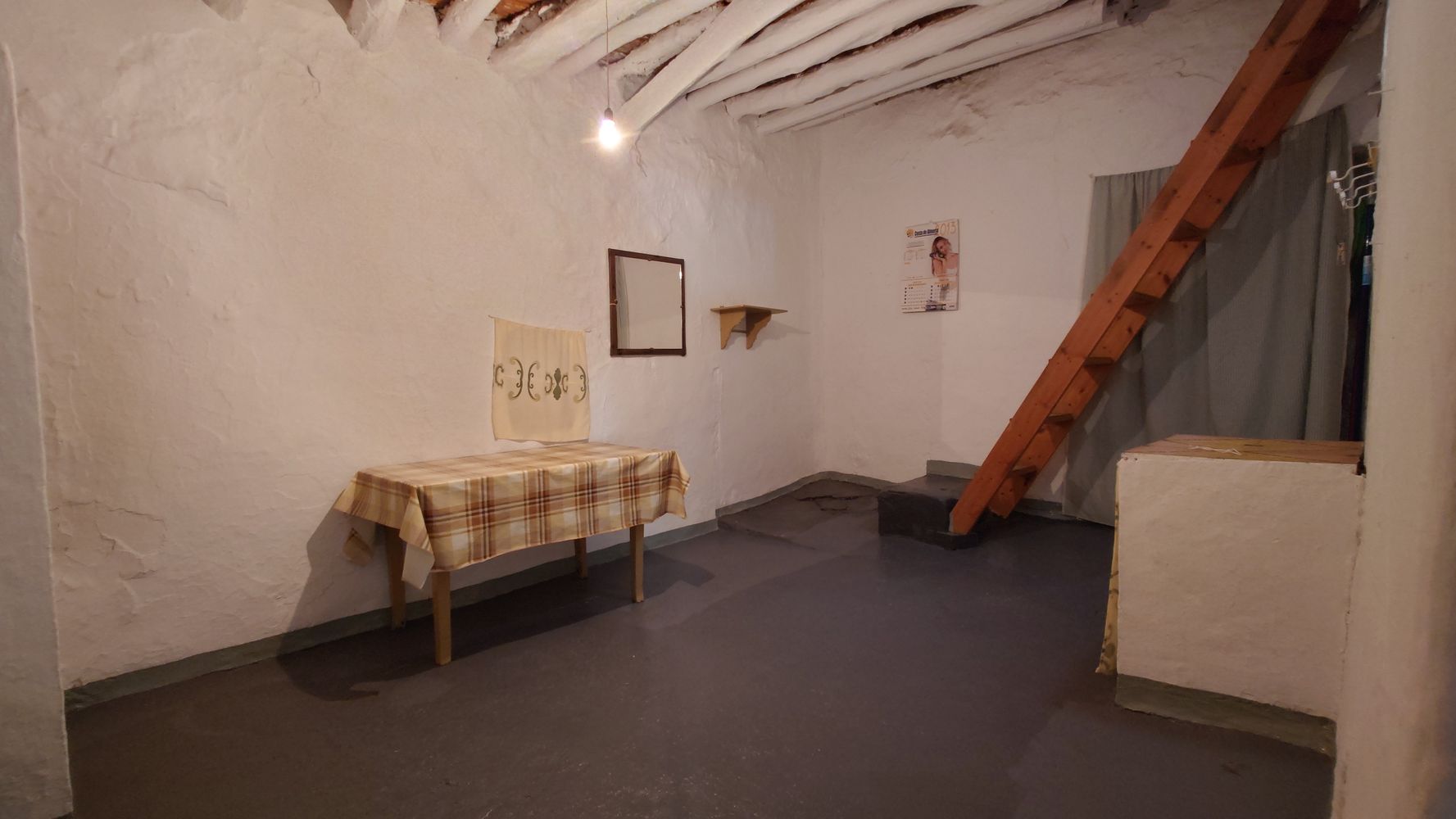 Zimmer hinter der Küche mit Aufgang zur Dachterrasse