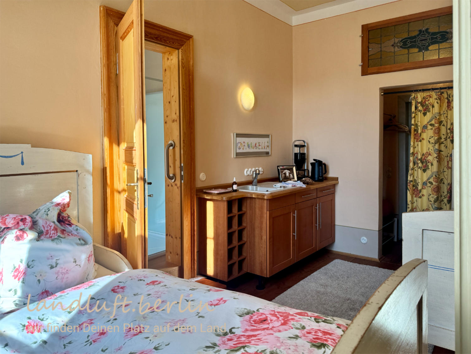 Zimmer im 1. OG mit kleiner Küchenzeile und angrenzenden Flur