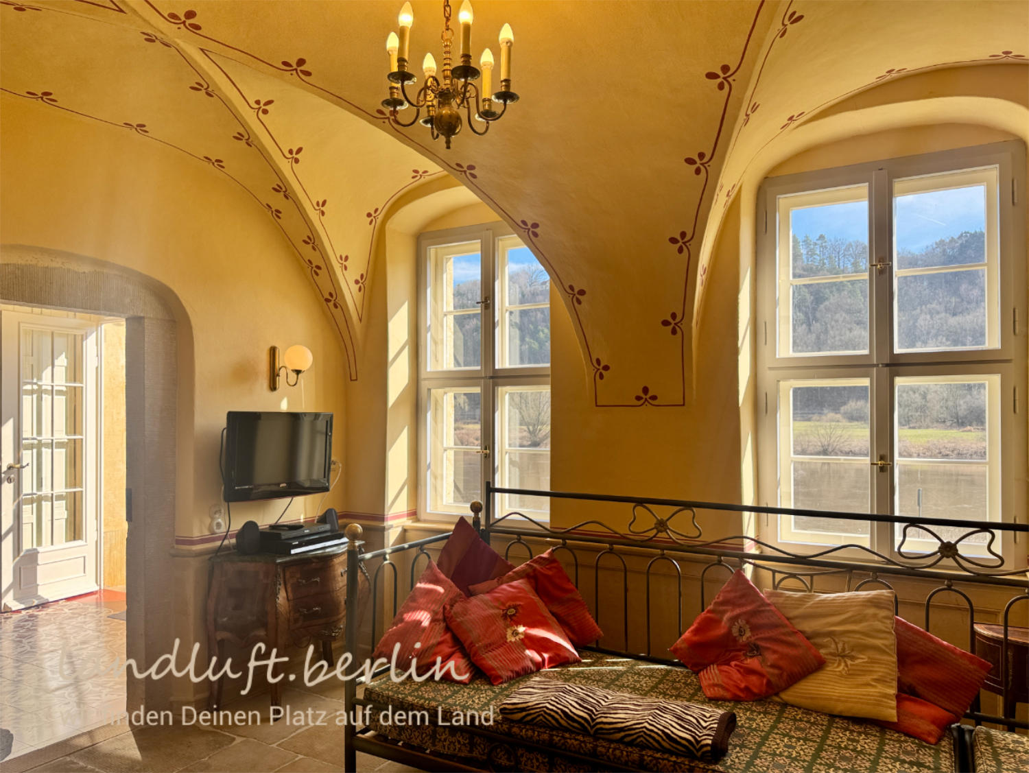 Zimmer im Erdgeschoss mit neu verlegtem Sandsteinboden