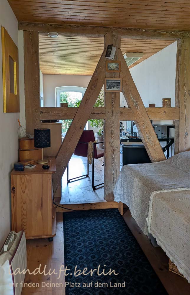 Zwischen den beiden kleinen Räumen im Südgiebel wurde Ausfachungen entfernt