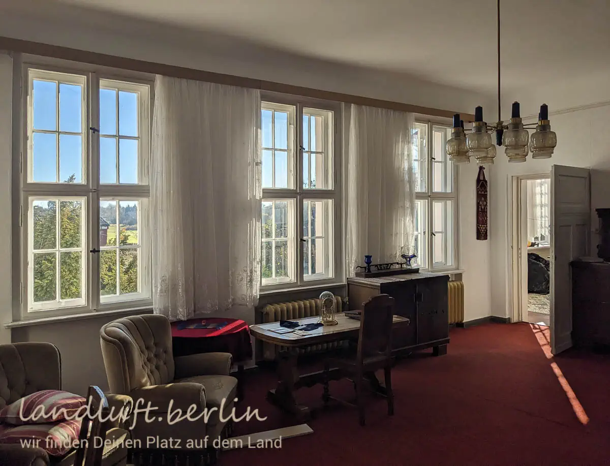 großer Raum zum Garten, rechts Tür zum Wintergarten